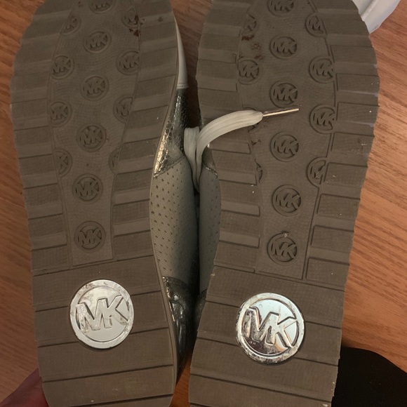 MICHAEL KORS NEW W/OUT TAGS  Designer Silver Kicks w/ Glitter SIZE 8/8.5 - Picture 5 of 8